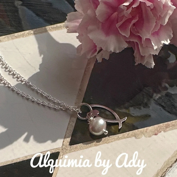 Silver statement 925 stamped dainty freshwater pearl fish charm necklace - Picture 2 of 7